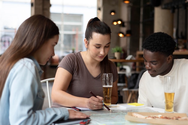 Grupo de amigos que planean un viaje en un café