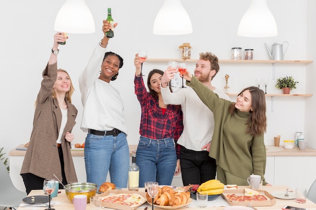 Foto gratuita grupo de amigos que tuestan mientras comen