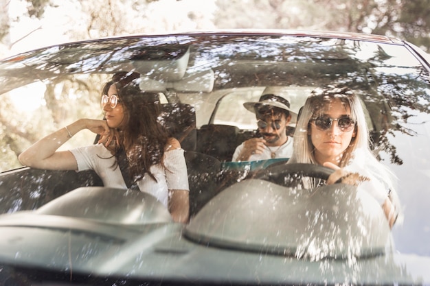 Grupo de amigos que viajan en coche de lujo