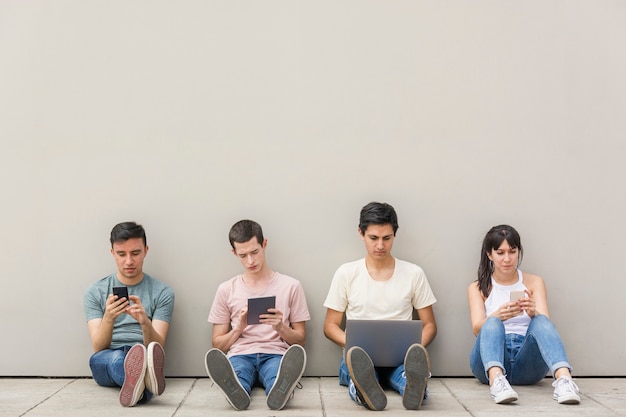 Foto gratuita grupo de amigos relajándose juntos