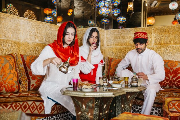 Grupo de amigos en restaurante arabe