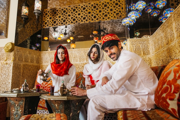 Foto gratuita grupo de amigos en restaurante arabe