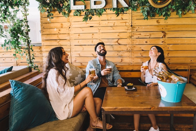 Grupo de amigos en restaurante