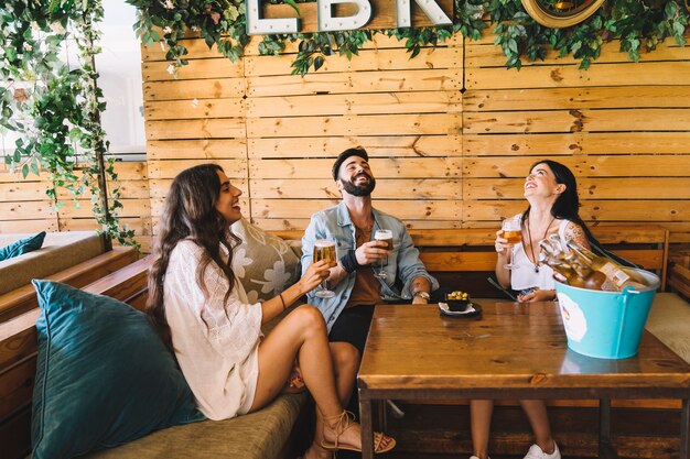 Grupo de amigos en restaurante