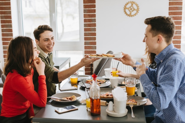 Foto gratuita grupo de amigos en un restaurante