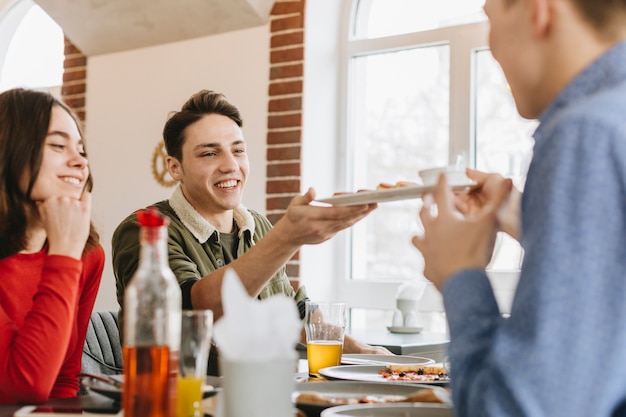 Foto gratuita grupo de amigos en un restaurante