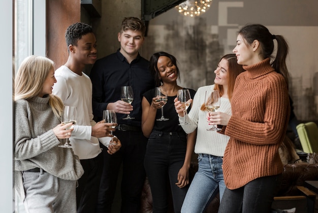 Grupo de amigos reunidos para cenar