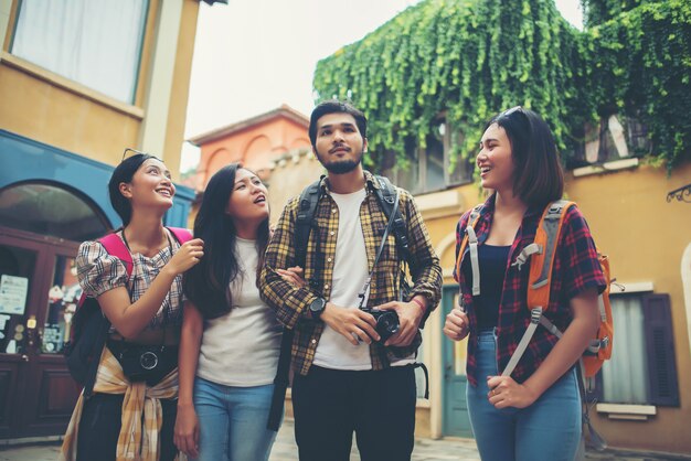 Grupo de amigos reunidos en el centro de la ciudad. Divirtiéndose juntos paseando por lo urbano.