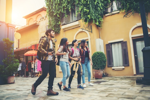 Grupo de amigos reunidos en el centro de la ciudad. Divirtiéndose juntos paseando por lo urbano.