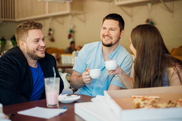 Grupo de amigos reunidos en pizzería