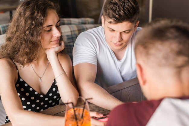 Grupo de amigos sentados juntos en el restaurante