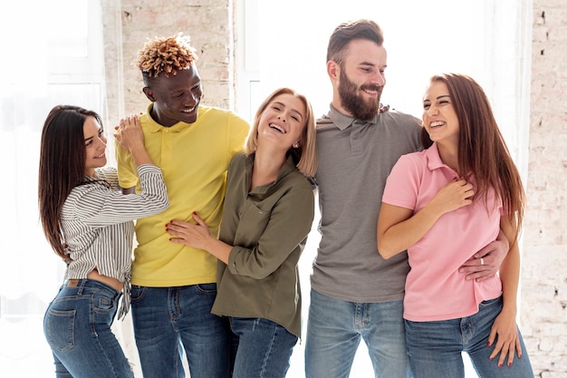 Grupo de amigos sonrientes abrazándose