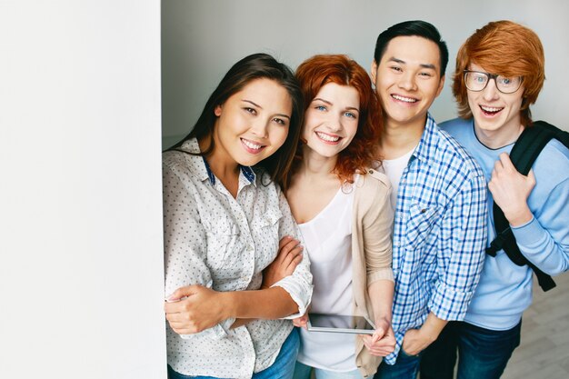 Grupo de amigos sonrientes en una fila