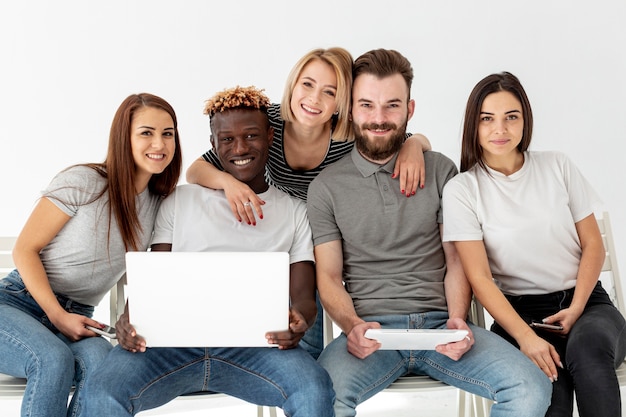 Grupo de amigos sonrientes juntos