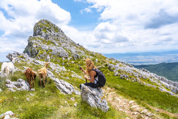 Grupo de amigos subiendo a la cima del ascenso del monte Aizkorri