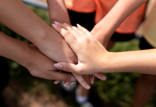 Grupo de amigos tomados de la mano juntos