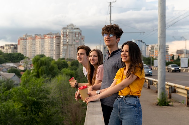 Grupo de amigos tomando un café al aire libre en la ciudad