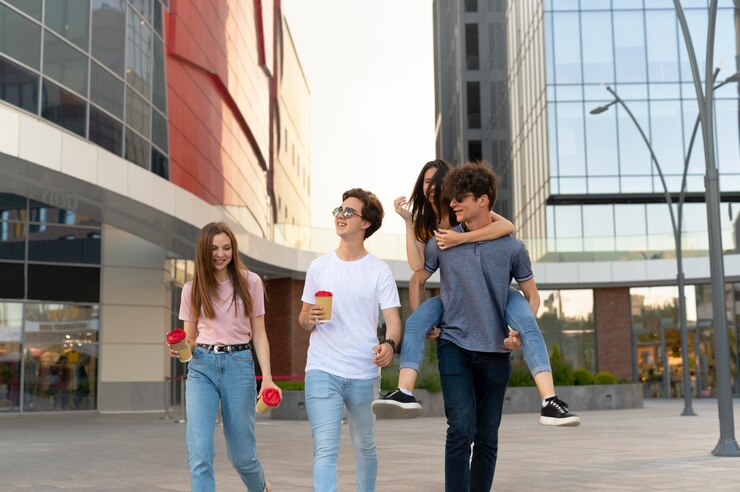 Foto gratuito grupo de amigos tomando un café al aire libre en la ciudad