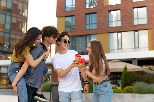 Grupo de amigos tomando un café al aire libre en la ciudad