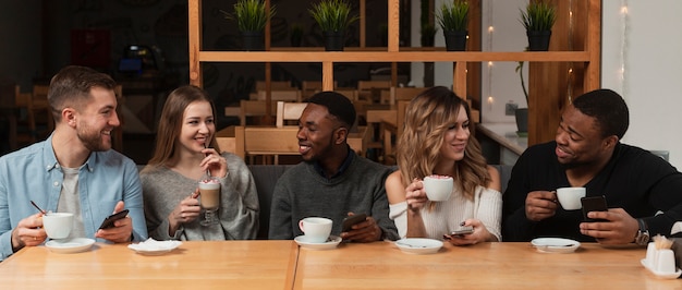 Grupo de amigos tomando café