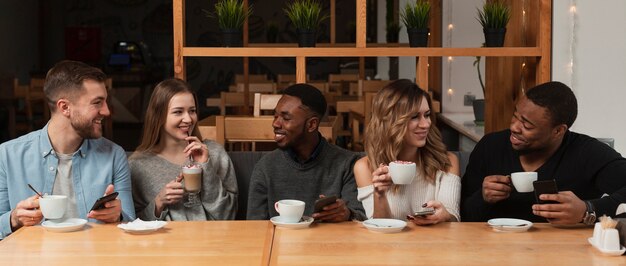 Grupo de amigos tomando café