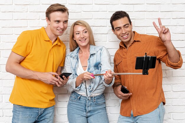 Grupo de amigos tomando una selfie