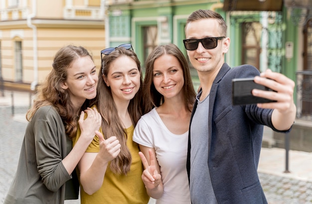 Grupo de amigos tomando selfie