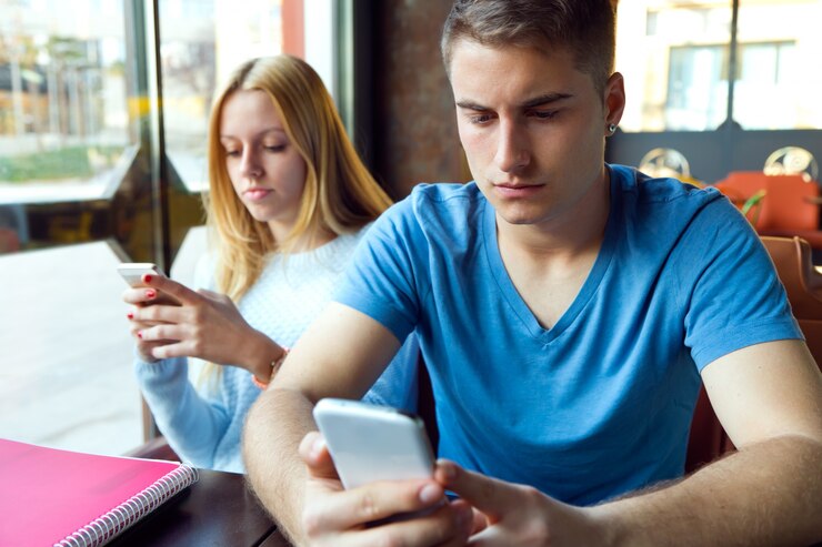 Foto gratuito grupo de amigos usando el teléfono móvil en el café.