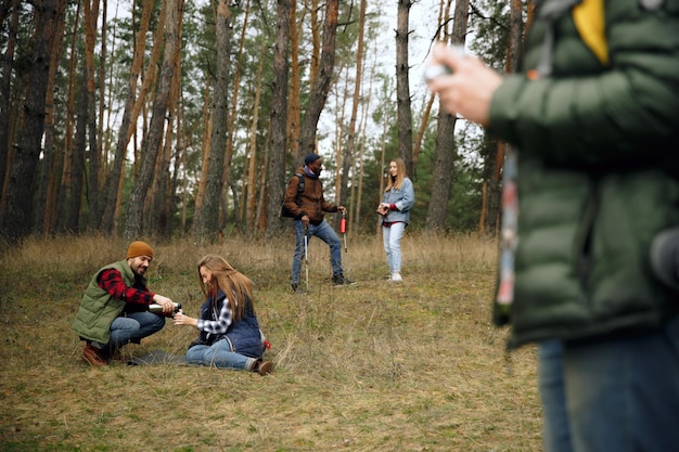 Grupo de amigos en un viaje de campamento o senderismo en el día de otoño