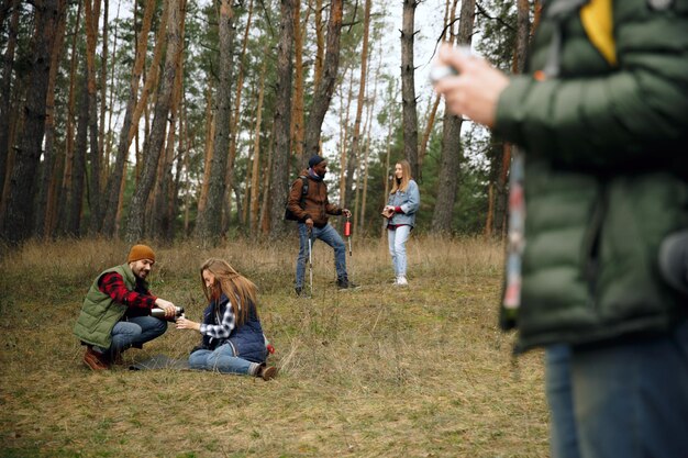 Grupo de amigos en un viaje de campamento o senderismo en el día de otoño