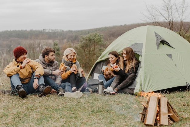 Grupo de amigos en viaje de invierno con carpa