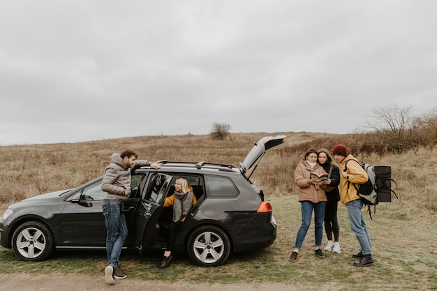 Foto gratuita grupo de amigos en un viaje juntos