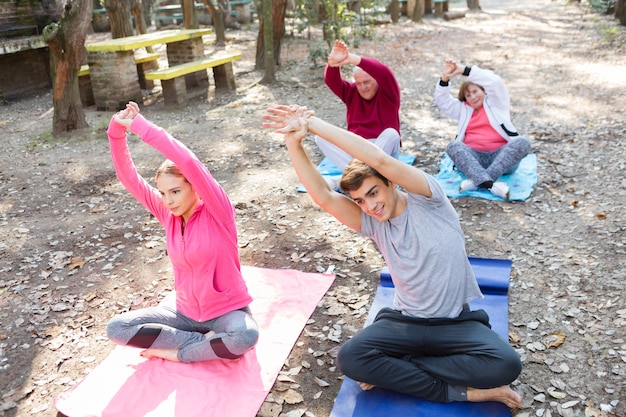 Grupo asistiendo a una clase de yoga en el parque
