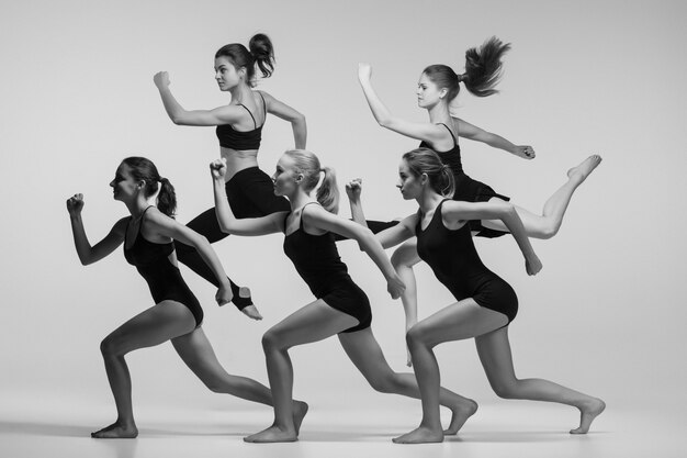 grupo de bailarines de ballet moderno