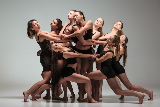 El grupo de bailarines de ballet moderno.