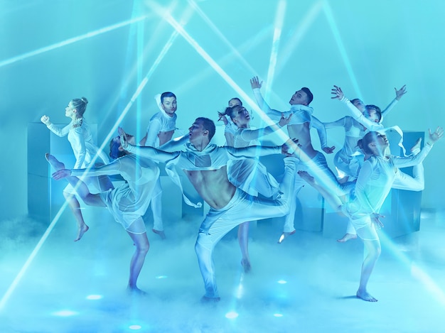 El grupo de bailarines de ballet moderno.