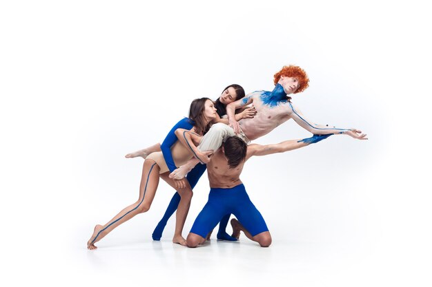 Grupo de bailarines modernos, arte contemp dance, combinación de emociones azul y blanco