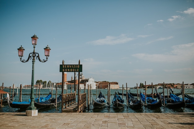 Grupo de barcos de servicio de góndola tradicional en Venecia, Italia