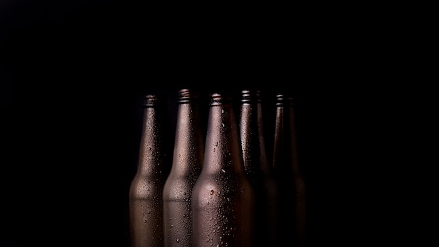 Grupo de botellas de cerveza negras