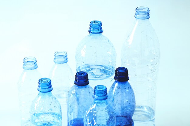 grupo de botellas de plastico