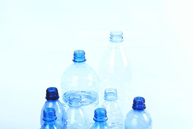 grupo de botellas de plastico