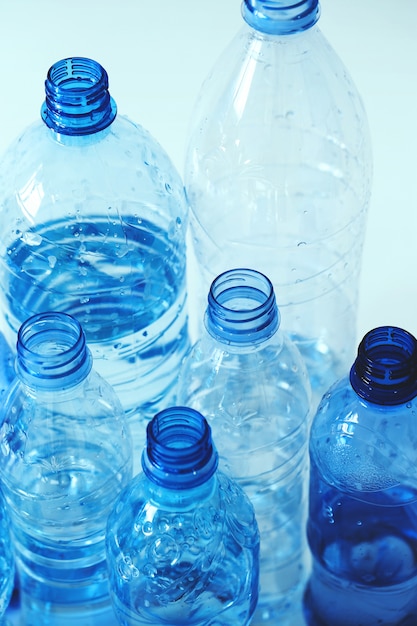 Foto gratuita grupo de botellas de plastico