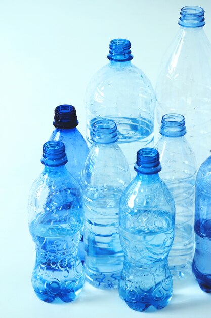 grupo de botellas de plastico