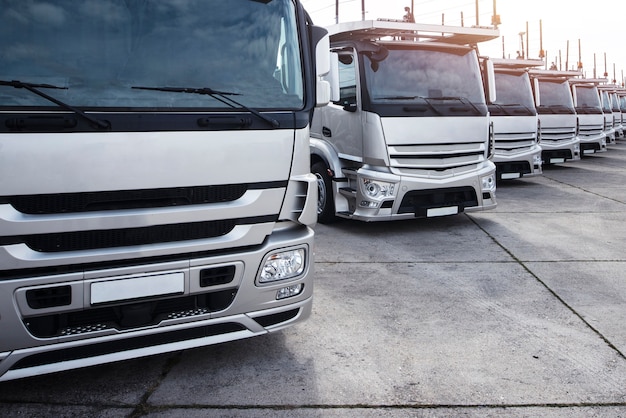 Grupo de camiones estacionados en una fila