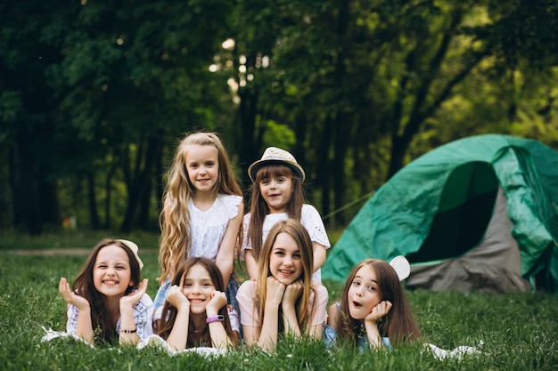 Grupo de chicas acampando en el bosque