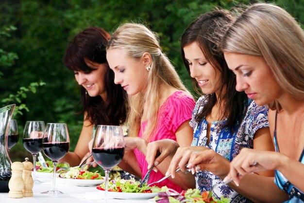 Grupo de chicas guapas bebiendo vino