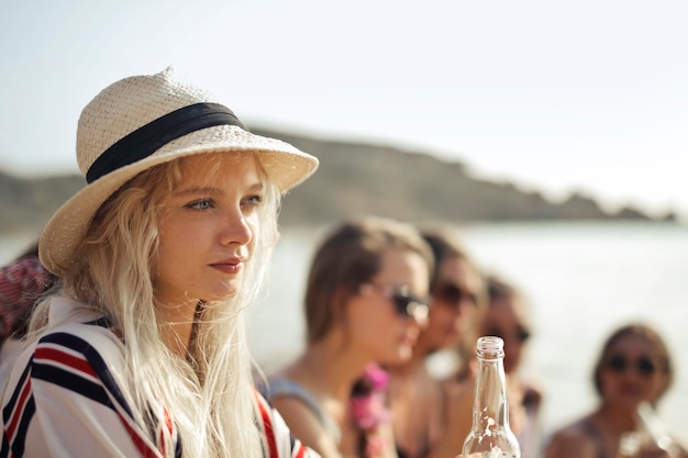 grupo de chicas guapas en la playa