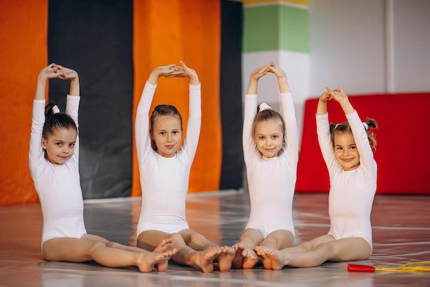 Foto gratuita grupo de chicas haciendo ejercicio en la escuela de gimnasia