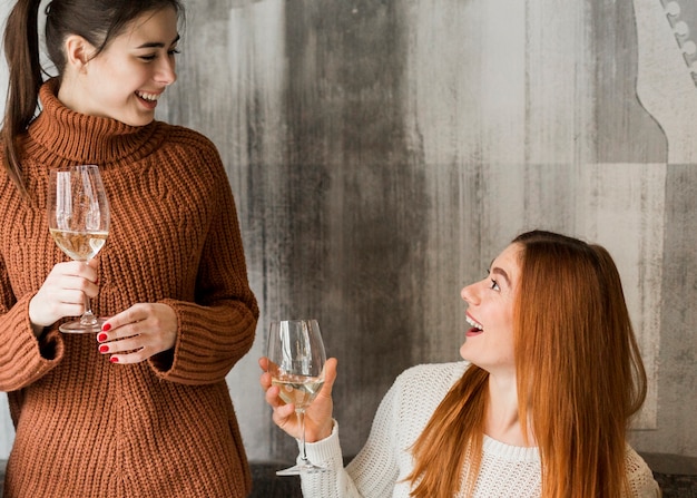 Grupo de chicas jóvenes con bebidas sonriendo