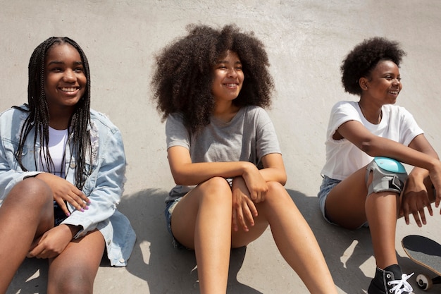 Grupo de chicas negras pasar tiempo juntas